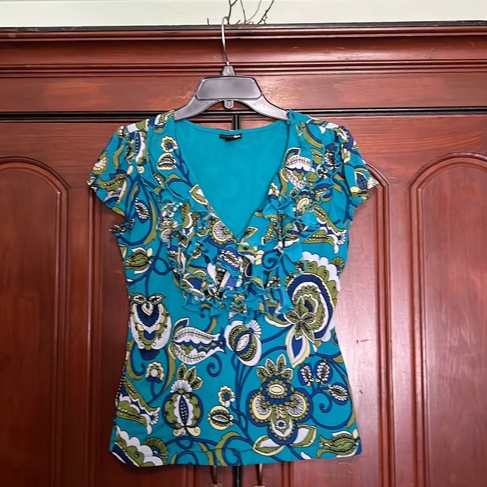 East 5th Floral Ruffle V Neck Lined Shirt Size Medium